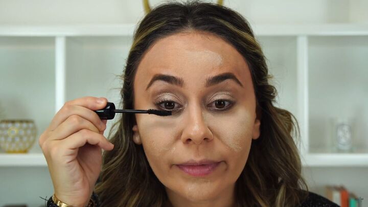 need some festive glamour try this sexy christmas makeup look, Applying mascara