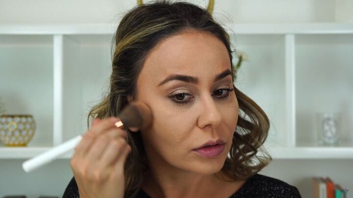 need some festive glamour try this sexy christmas makeup look, Applying bronzer to the face