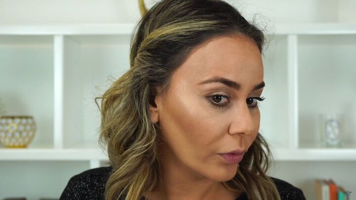 need some festive glamour try this sexy christmas makeup look, Applying highlighter to the face
