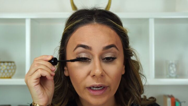 need some festive glamour try this sexy christmas makeup look, Applying mascara onto false lashes