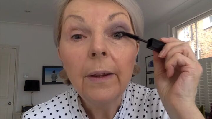 eyeshadow placement guide how to make eyes look bigger brighter, Applying mascara to eyelashes