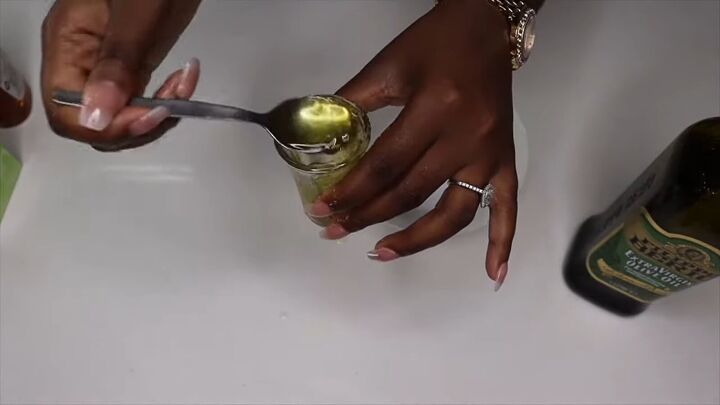 how to make your hands soft at home with a simple home remedy, Mixing honey and extra virgin olive oil