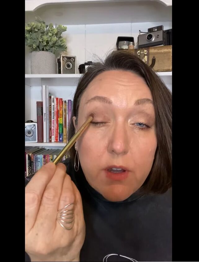 how to do a quick easy everyday eyeshadow look on mature eyes, How to apply everyday eyeshadow