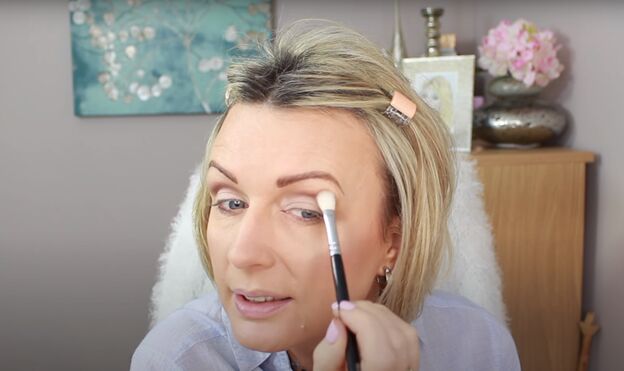how to easily fake a soft cut crease on hooded eyes, Blending eyeshadow above the crease