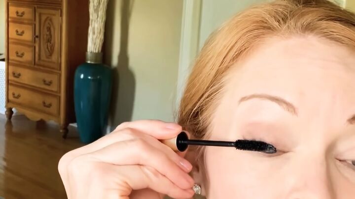 new to makeup try this easy neutral eyeshadow tutorial for beginners, Applying mascara to eyelashes