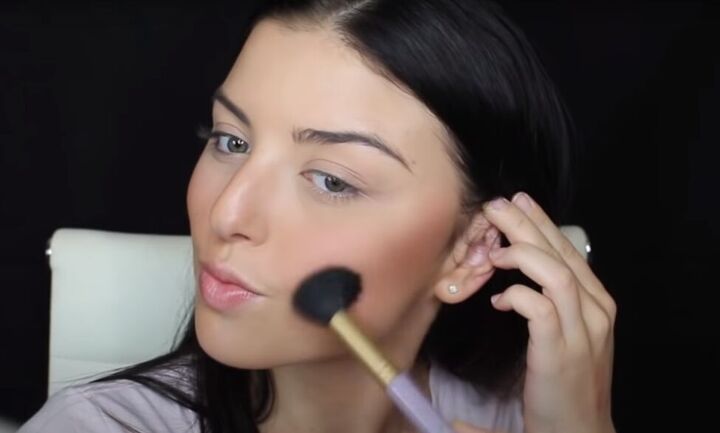 9 most common makeup mistakes how you can fix them, Applying bronzer in circular motions
