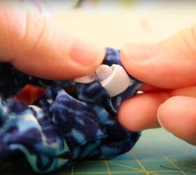 2 different ways to easily make a diy scrunchie, Tying the ends of the elastic