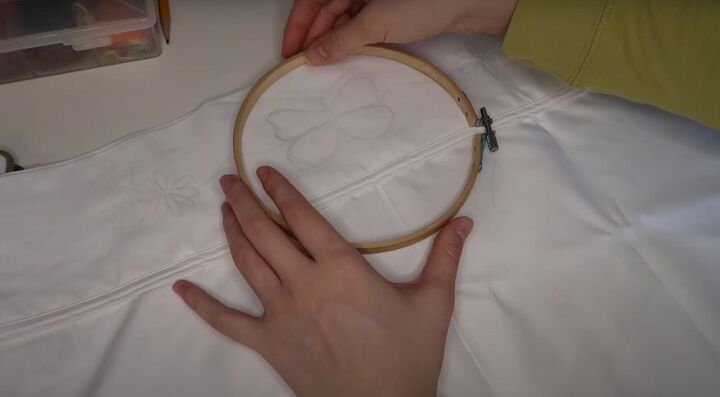 3 easy diy holiday gifts christmas things to stitch sew make, Placing the embroidery hoop