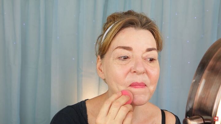 10 minute natural makeup how to quickly do makeup in 10 minutes, Smoothing the BB cream with a beauty blender