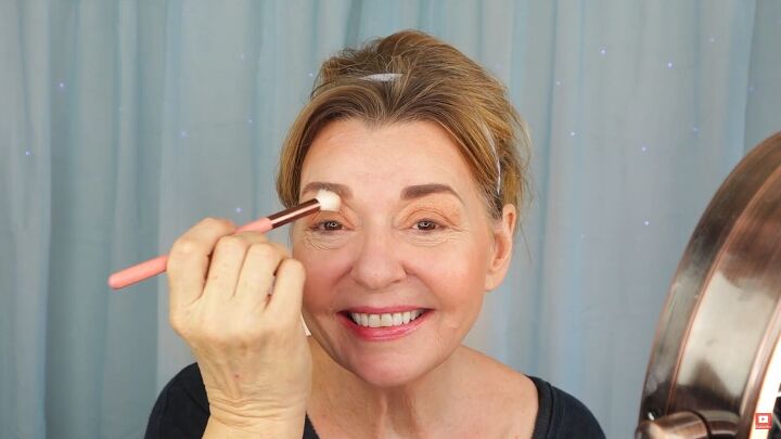 10 minute natural makeup how to quickly do makeup in 10 minutes, Blending bronzer on the eyelid
