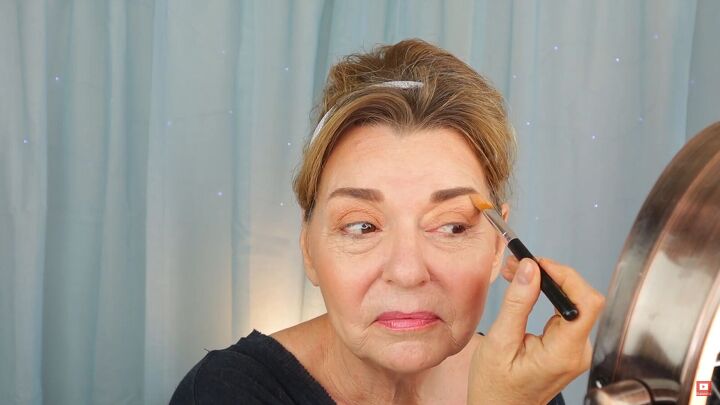 10 minute natural makeup how to quickly do makeup in 10 minutes, Applying a light eyeshadow under the brows