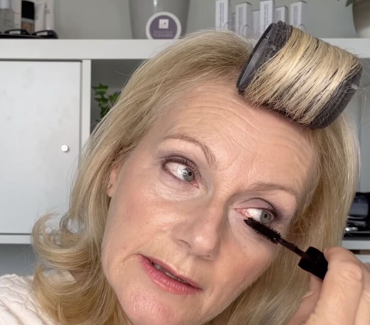 how to rock a smokey eye as an older woman mature makeup tutorial, Applying mascara to lower lashes