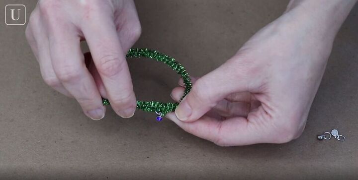 2 super easy diy christmas earrings you can make yourself at home, Bending a green pipe cleaner