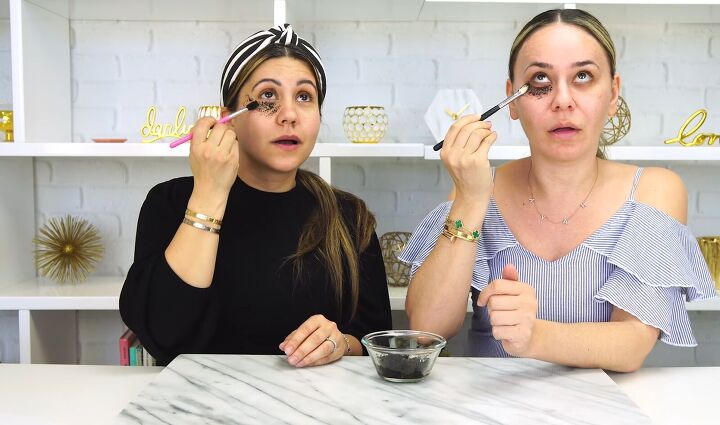 5 effective diy under eye masks you can make with natural ingredients, Applying the DIY coffee eye mask
