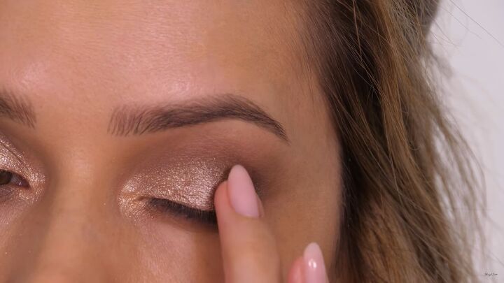 how to do a glamorous bronze makeup look with swarovski crystals, Applying shimmer to the center of the eyelid