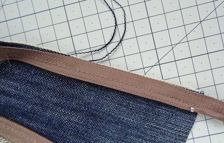 handy zipper pouch, You can pull some thread out of the denim to have a tidier edge inside the pouch
