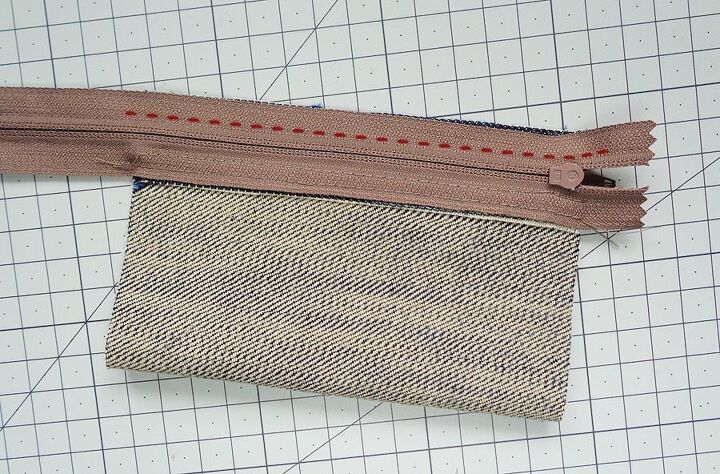 handy zipper pouch, If your zipper is as short as mine 18cm open it up as you get to the head to be able to finish the stitch It can be unzipped without getting it all out from the sewing machine just lift the foot up keeping the needle in the lowest position