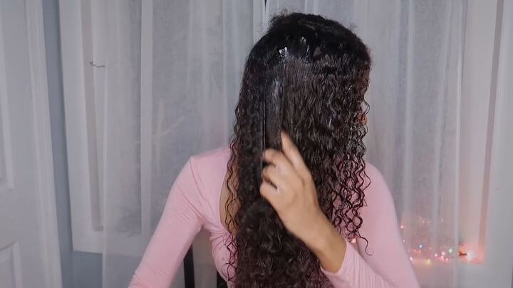 3 natural hairstyles with gel that prove gel placement is everything, Applying leave in conditioner to hair lengths