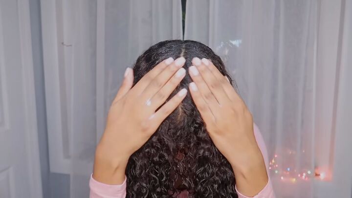 3 natural hairstyles with gel that prove gel placement is everything, Applying gel to the roots of hair