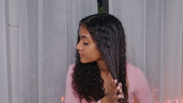 3 natural hairstyles with gel that prove gel placement is everything, Applying gel to the ends of hair