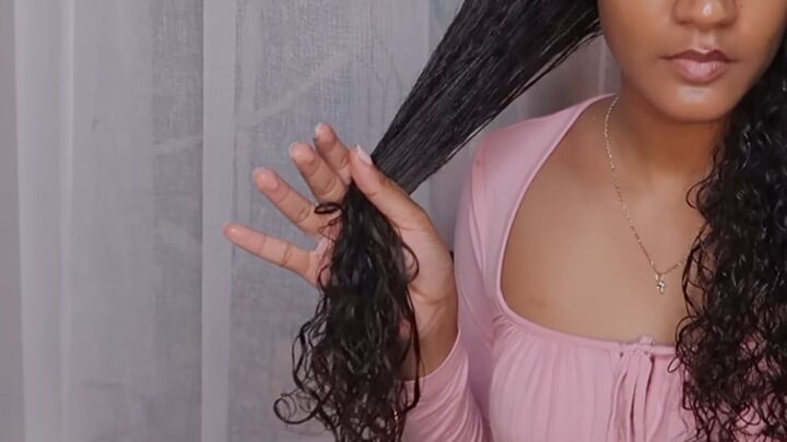 3 natural hairstyles with gel that prove gel placement is everything, Applying generous amounts of conditioner