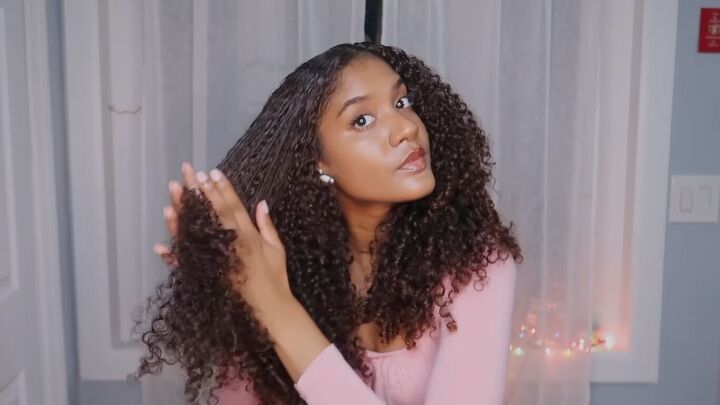 3 natural hairstyles with gel that prove gel placement is everything, Breaking the gel cast with hair oil