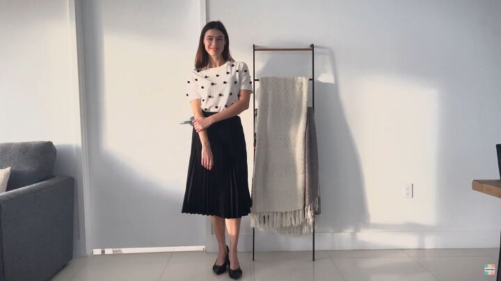 10 cute professional office outfits for women with broad shoulders, Pleated skirt with a fitted blouse