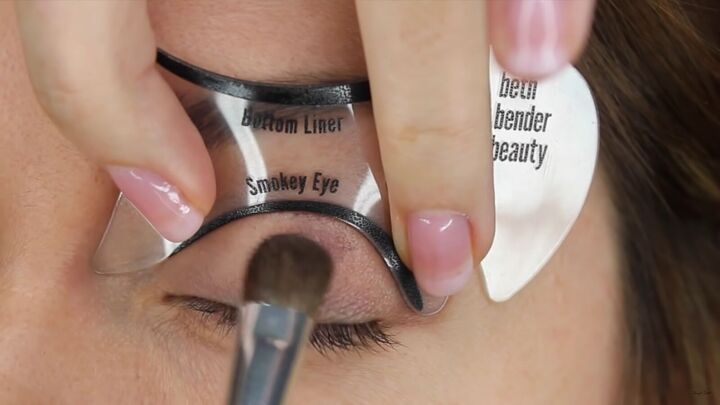how to use eyeliner eyeshadow stencils to get perfect eye makeup, How to use an eyeshadow stencil