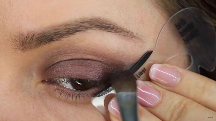how to use eyeliner eyeshadow stencils to get perfect eye makeup, Using an eyeshadow stencil to create a wing