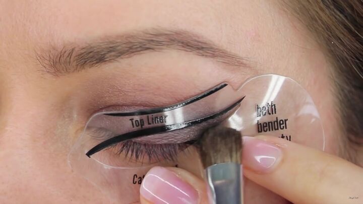 how to use eyeliner eyeshadow stencils to get perfect eye makeup, How to use a cat eyeliner stencil