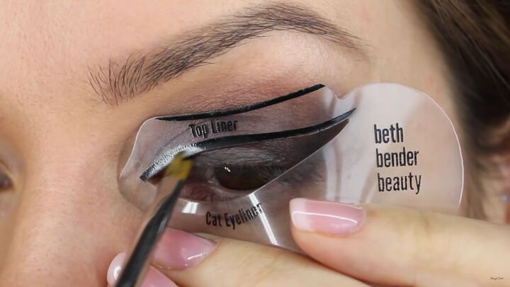 how to use eyeliner eyeshadow stencils to get perfect eye makeup, Using an eyeliner stencil