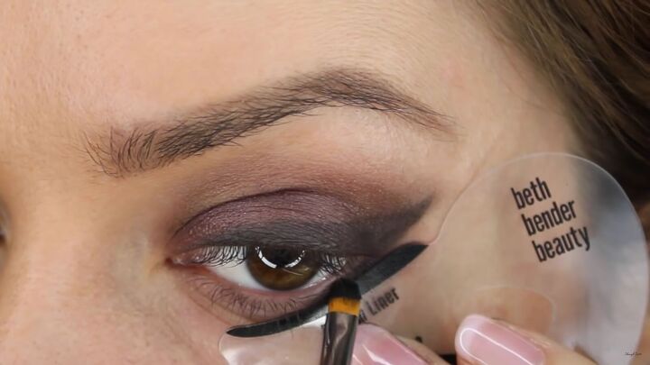 how to use eyeliner eyeshadow stencils to get perfect eye makeup, Using an eyeliner stencil on the bottom