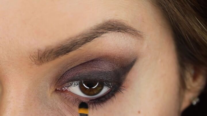 how to use eyeliner eyeshadow stencils to get perfect eye makeup, Lining the waterline with gel liner