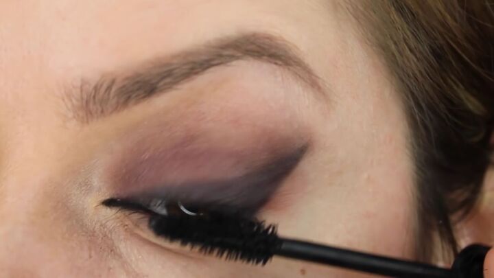 how to use eyeliner eyeshadow stencils to get perfect eye makeup, Applying mascara