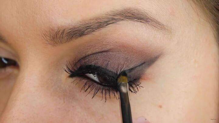 how to use eyeliner eyeshadow stencils to get perfect eye makeup, Tracing over the stencil lines