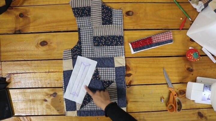 how to make a cozy reversible quilted jacket out of old blankets, Marking a center line triangles at the ends