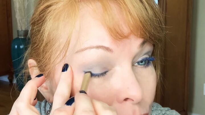 does blue mascara make blue eyes pop read this tutorial to find out, Smudging the blue eyeliner