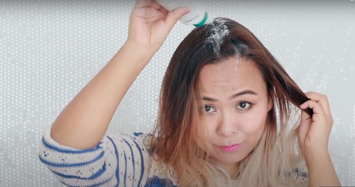 6 helpful hair hacks for an oily scalp dry ends, Applying baby powder to oily roots