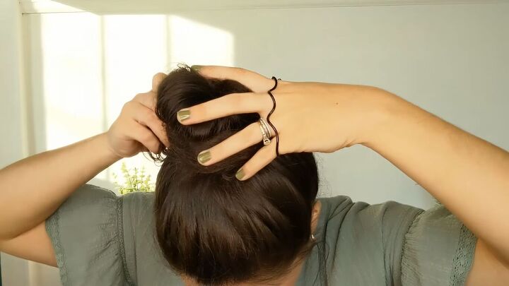 10 quick easy heatless hairstyles for curly hair, Wrapping hair around the bun