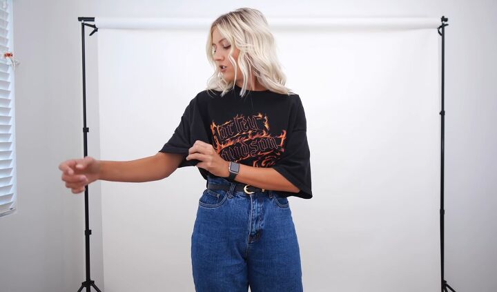 9 tips for how to tuck in an oversized shirt in a stylish way, Rolling up the sleeves of the oversized tee