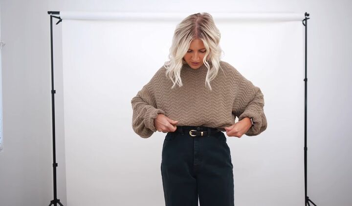 9 tips for how to tuck in an oversized shirt in a stylish way, How to tuck an oversized sweater into jeans