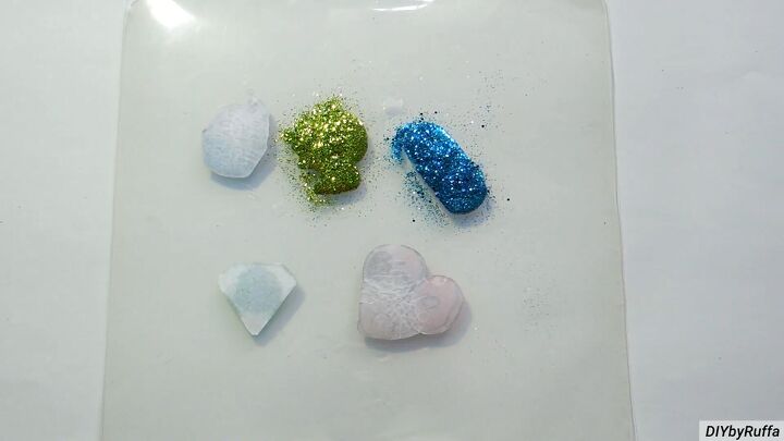how to make cute diy pins with resin glitter inspired by tumblr, Adding glitter to the resin