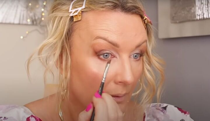 how to get a foxy eye makeup look on hooded eyes step by step, Using eyeshadow as eyeliner