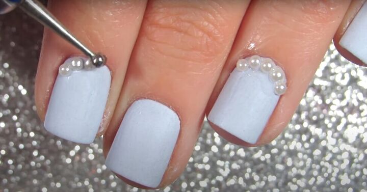 5 really easy but super cute short nail designs for beginners, Applying pearl decorations to nails