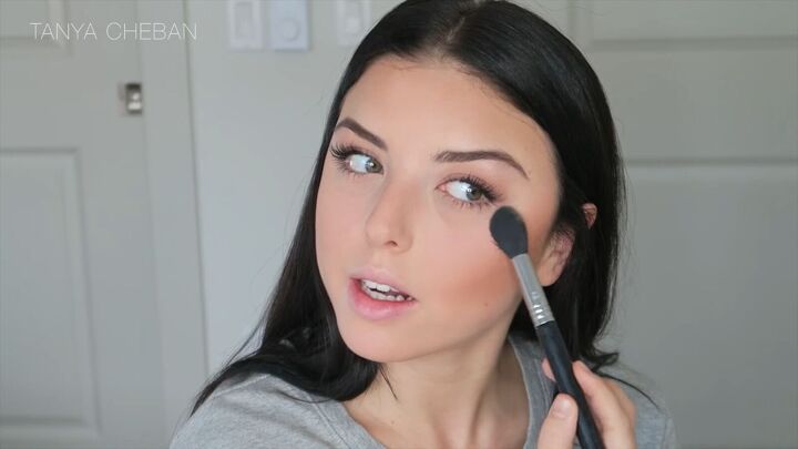 how to hide under eye dark circles with makeup in 3 simple steps, Adding highlighter to the cheeks