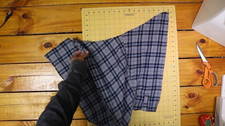 2 easy diy sweatshirt refashions making bandana flannel sleeves, Widening the sleeve