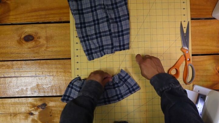2 easy diy sweatshirt refashions making bandana flannel sleeves, Pulling the basting stitch to create gathers
