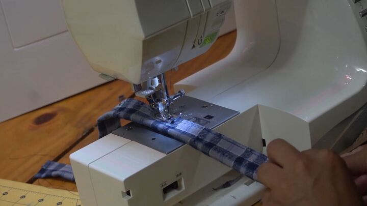 2 easy diy sweatshirt refashions making bandana flannel sleeves, Sewing the ties for the wrists