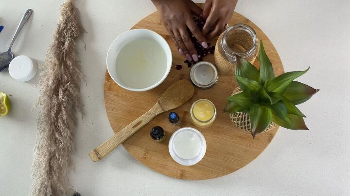 how to make a rejuvenating coconut oil epsom salt body scrub, Adding lemon juice to the DIY body scrub