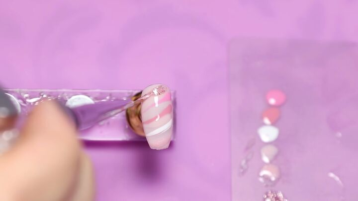 5 cute pink and white gel nail art designs perfect for beginners, Creating a pink and white striped pattern
